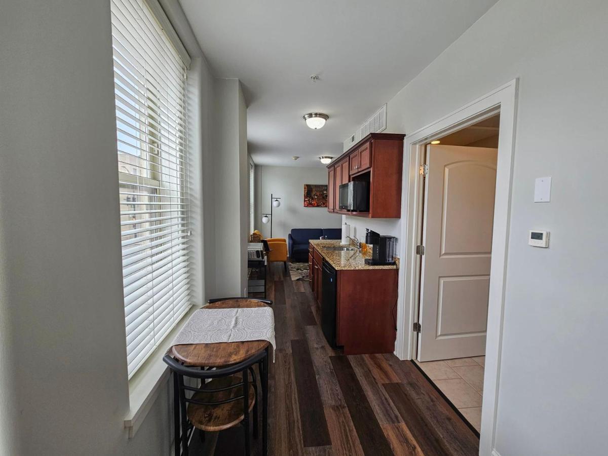 Gorgeous And Spacious Studio At The Historic Inman - 200 Champaign Bagian luar foto